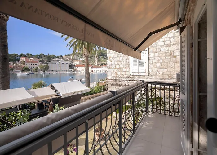 Riva Yacht 흐바르